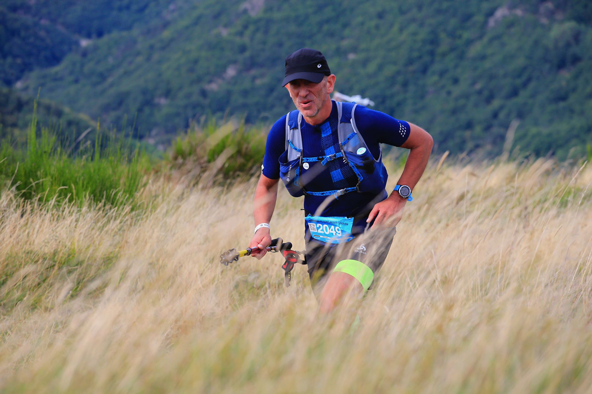 Manu en course sur un sentier de montagne